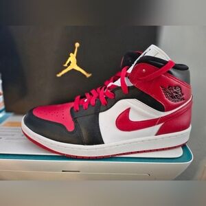 Jordan 1 Mid Unisex Red Black White Alternate Bred Toe Size 12 Womens Men's 9.